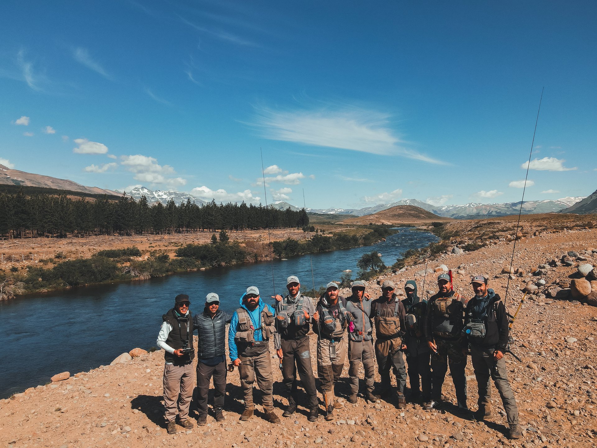 L'équipe de Patagonia Trashumante réunie au bord d'une rivière du Nord Neuquén, Patagonie argentine