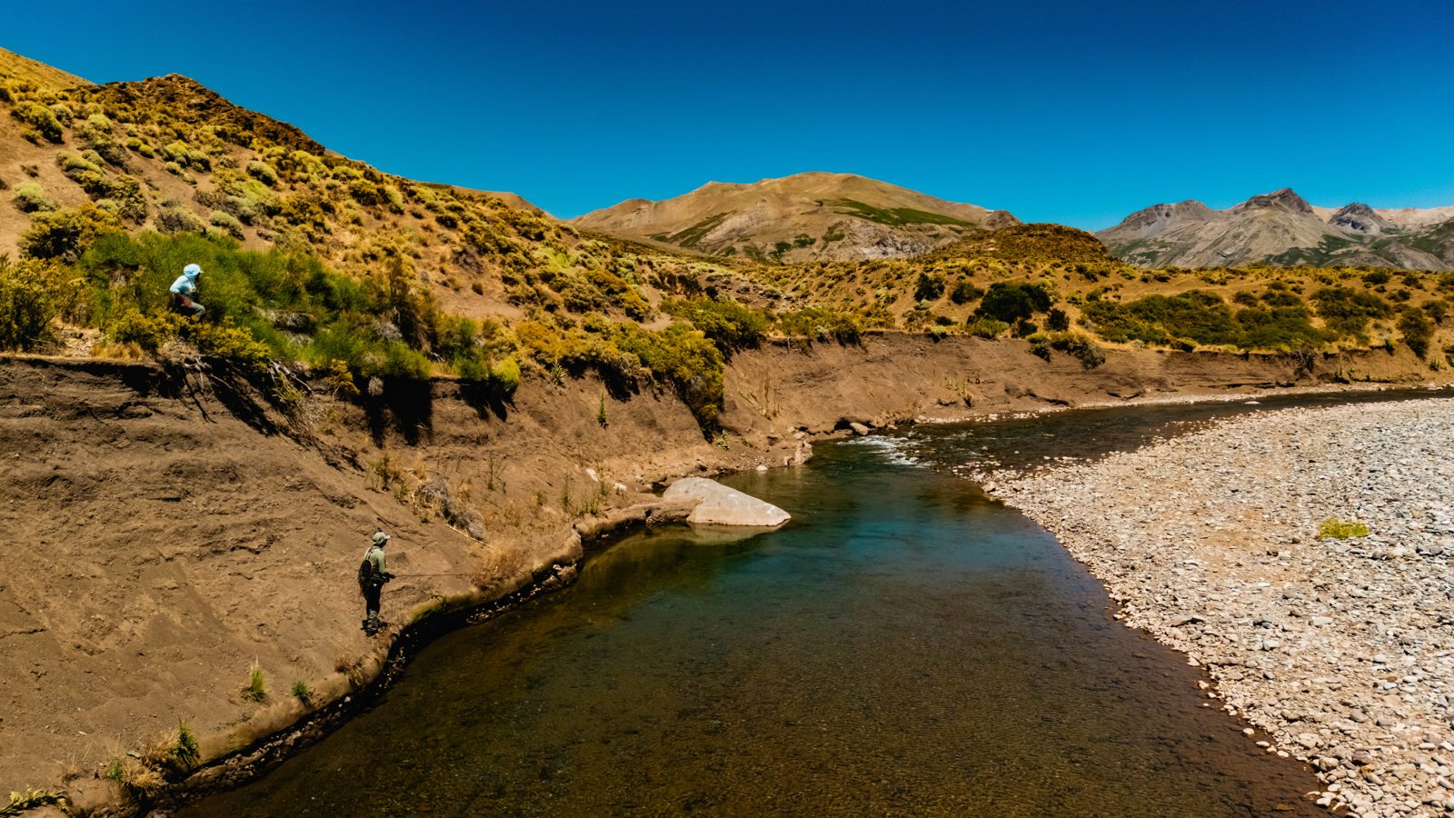 Pêcheur à la mouche au bord d’une rivière de canyon aux eaux limpides, Patagonie