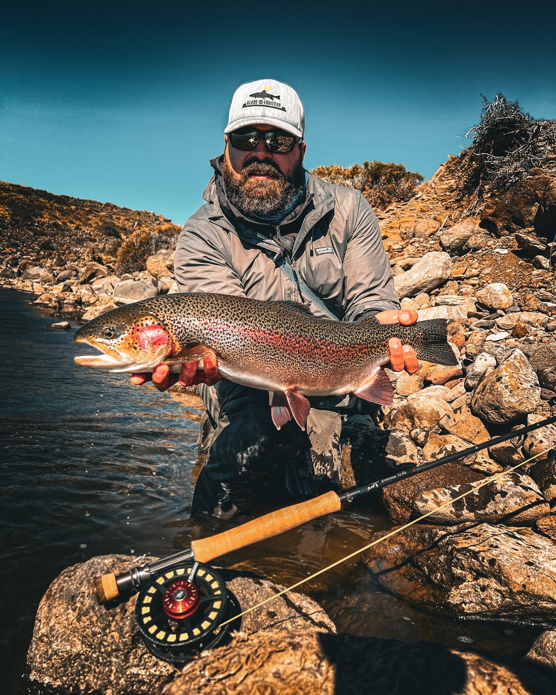 Truite arc-en-ciel, canne et moulinet au bord du lac Strobel en Patagonie