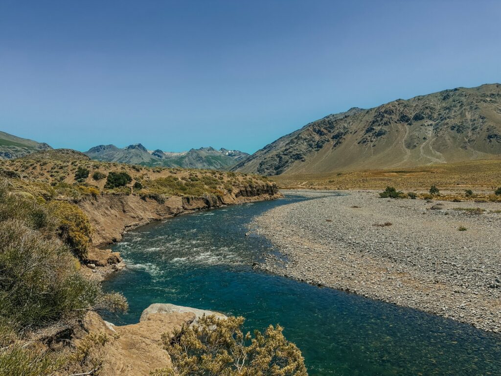 Méandres turquoise d’une rivière dans la steppe de Patagonie argentine, vue aérienne