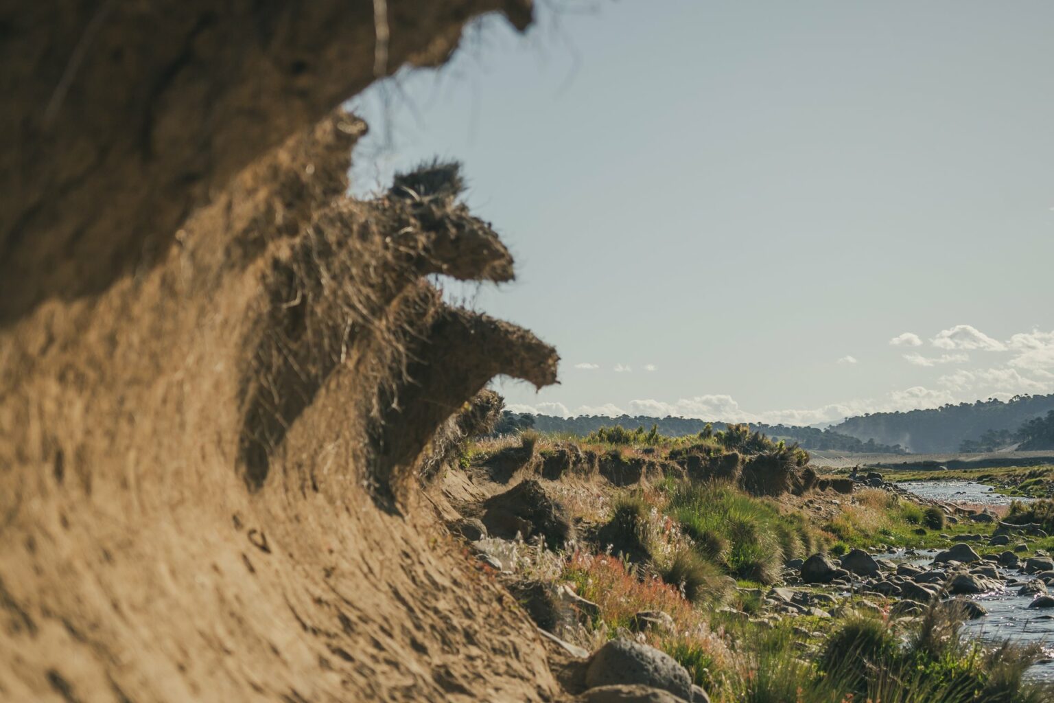 Berge sculptée par le courant sur une rivière de steppe du Nord Neuquén