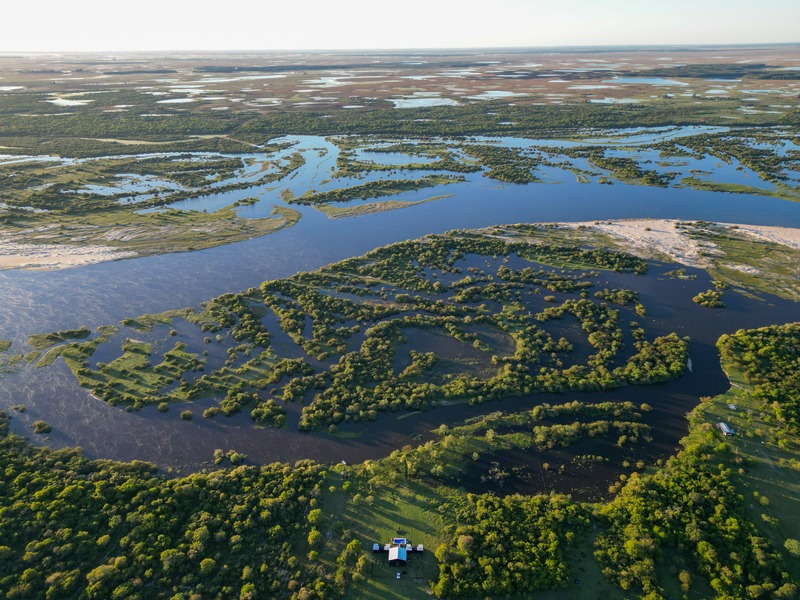 Bateau de pêche à la mouche sur le río Corriente en Argentine