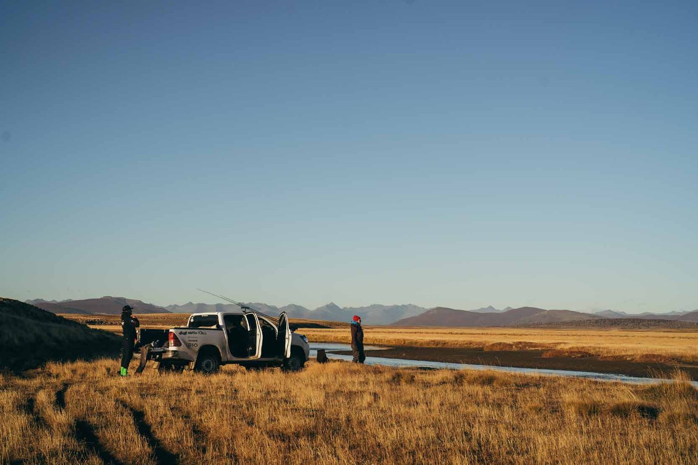 Guide et véhicule 4x4 au bord de la rivière, Wuijoor Lodge