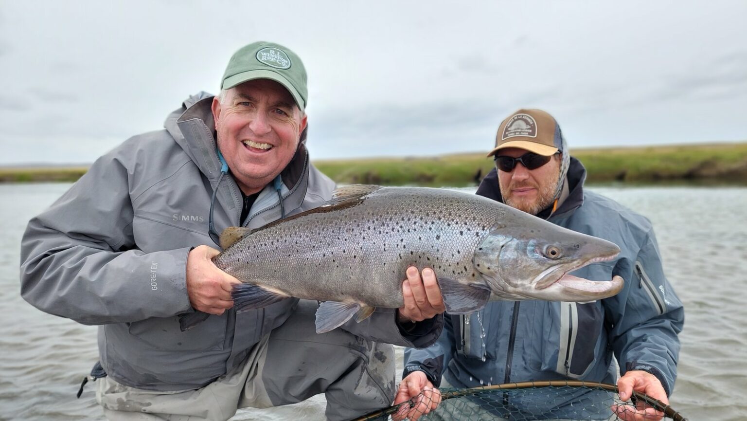 Deux pêcheurs avec une truite de mer sur le río Menéndez, Terre de Feu