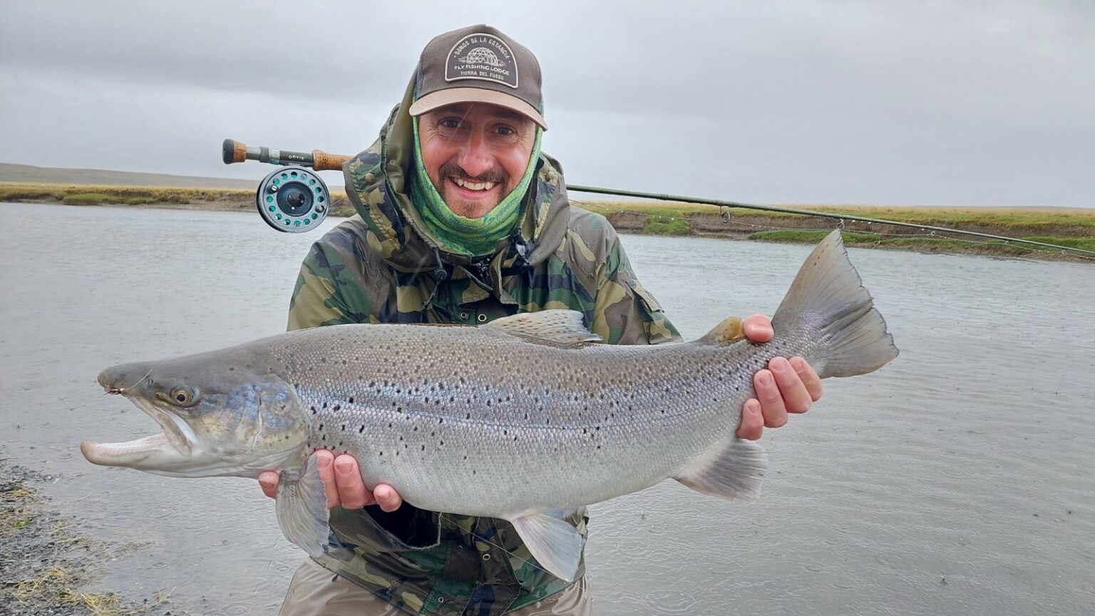 Truite de mer tenue au bord de la rivière, Terre de Feu