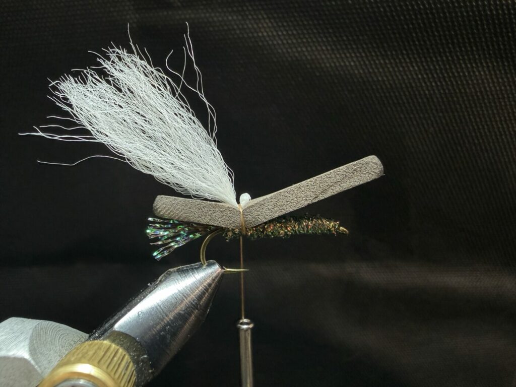 Aile en fibres synthétiques blanches montée sur une Chubby Chernobyl