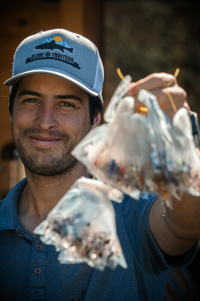 Bruno tenant des sachets de mouches artisanales montées à la demande