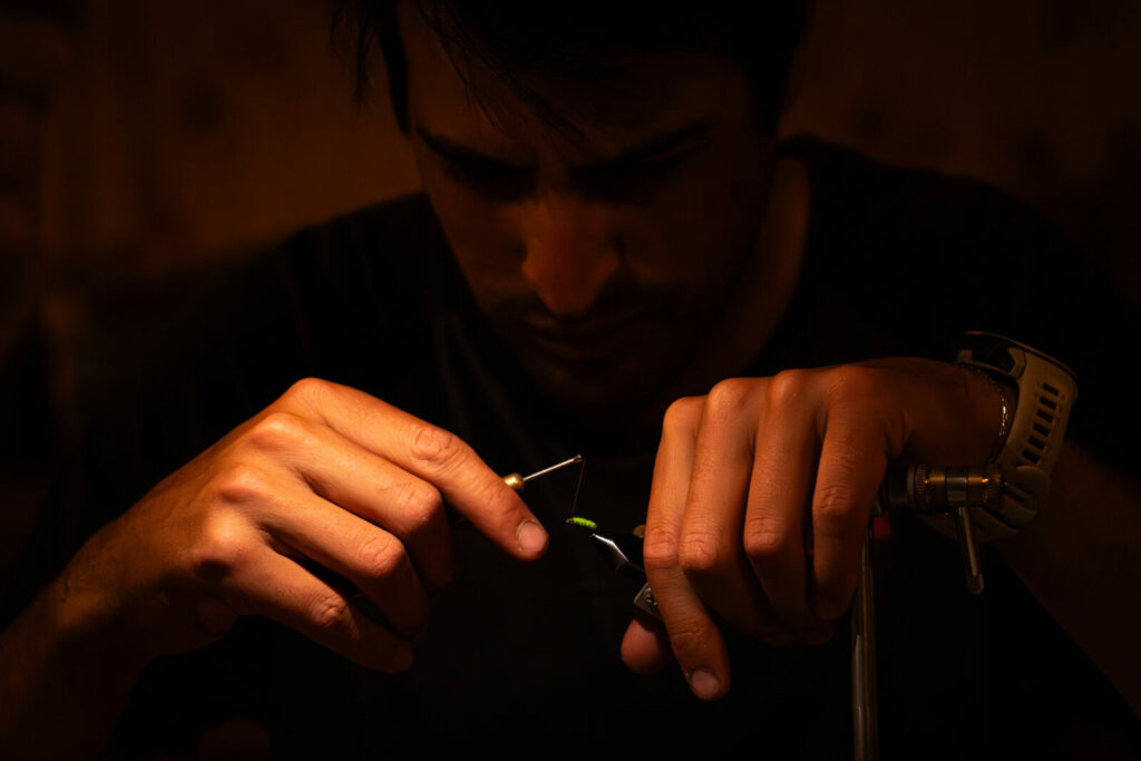 Bruno, monteur argentin, montant une mouche à l’étau