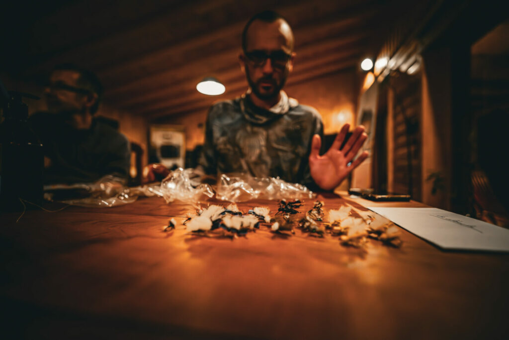 Sachets de mouches artisanales distribués sur une table au lodge