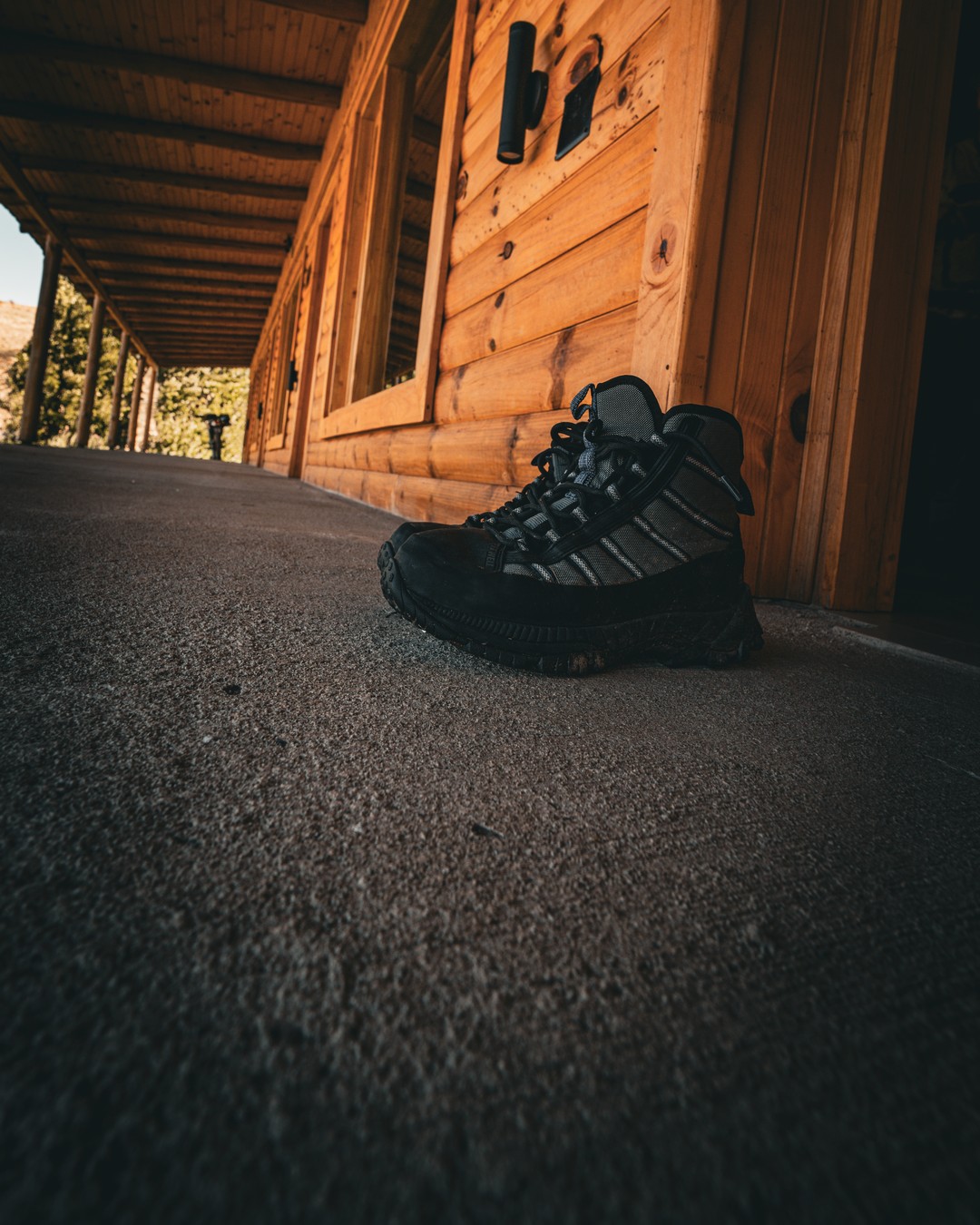 Chaussures de wading devant une cabane en bois, Patagonie argentine