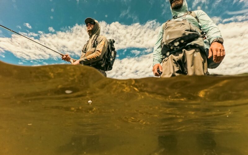 Deux pêcheurs à la mouche en wading, vus à mi-eau, Patagonie argentine
