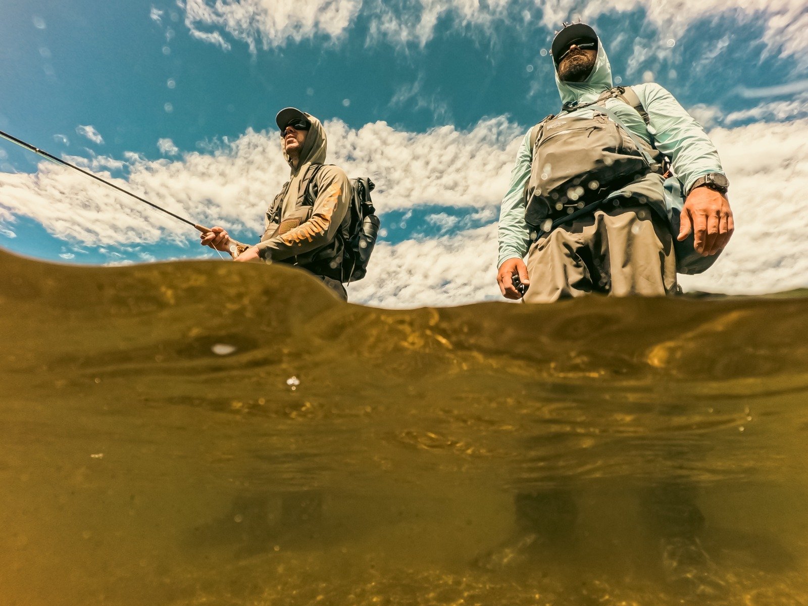 Deux pêcheurs à la mouche en wading, vus à mi-eau, Patagonie argentine