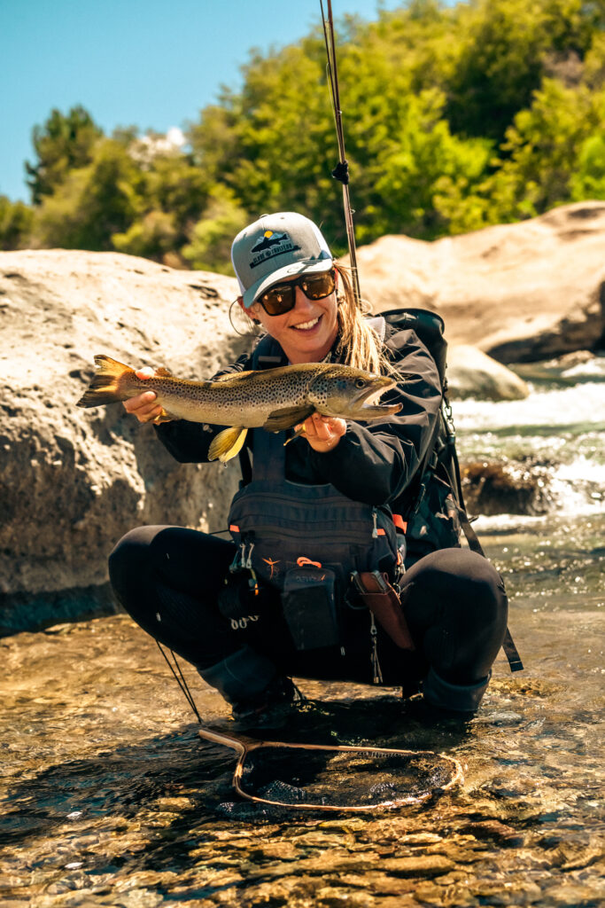 Peche a la mouche en wet wading dans une riviere claire de Patagonie en plein ete