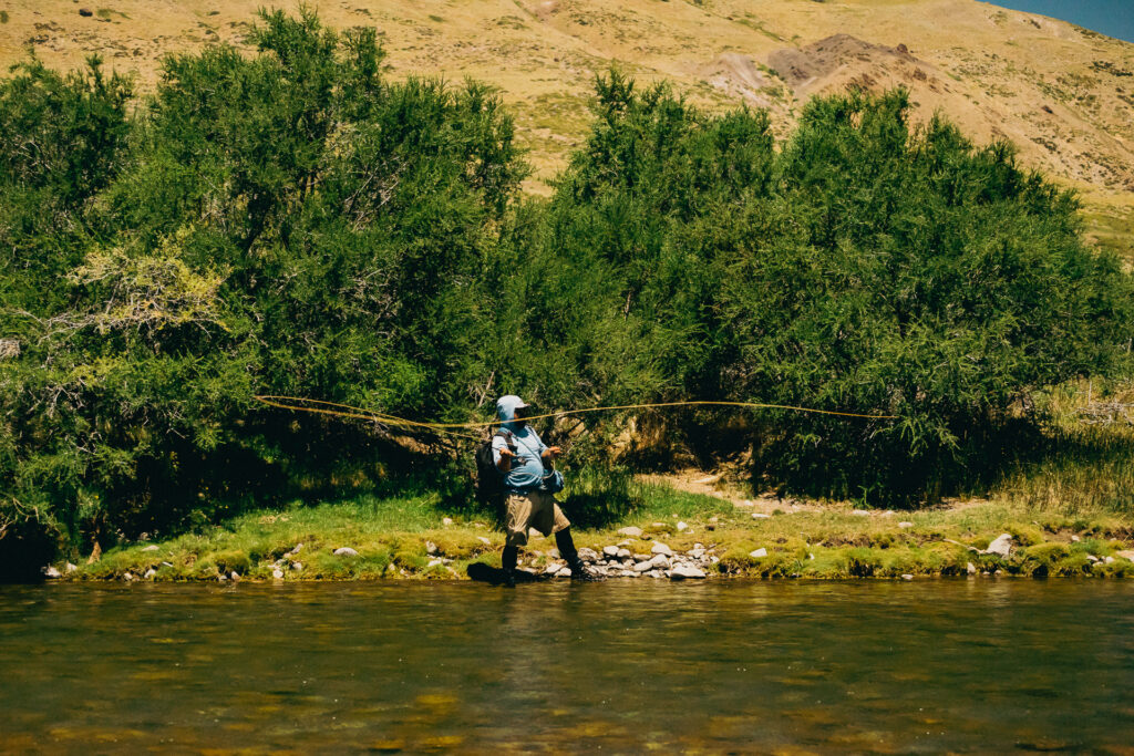 Wet wading au coeur de l ete austral sur une riviere de Patagonie